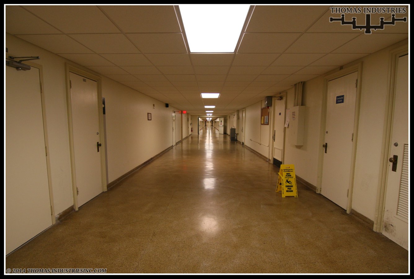 hallwayleadingtothekitchenanddiningarea.jpg